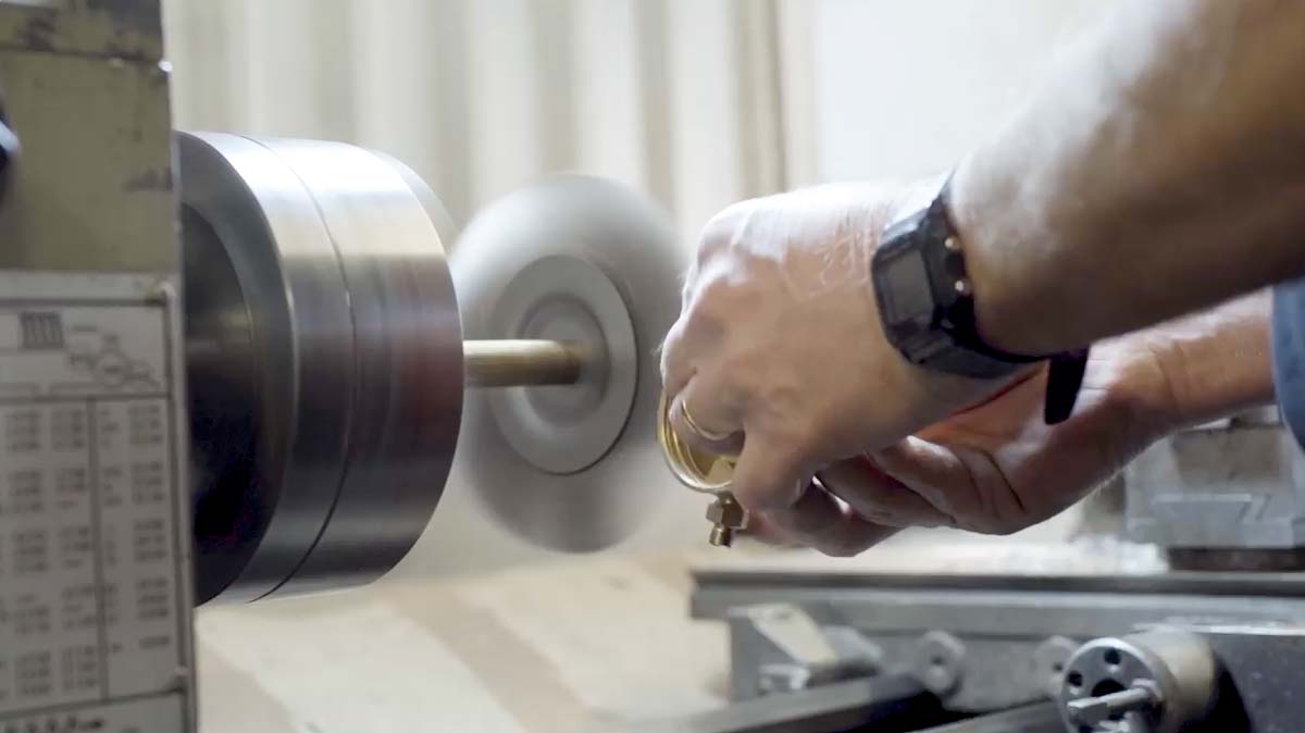 Man som tillverkar en manometer