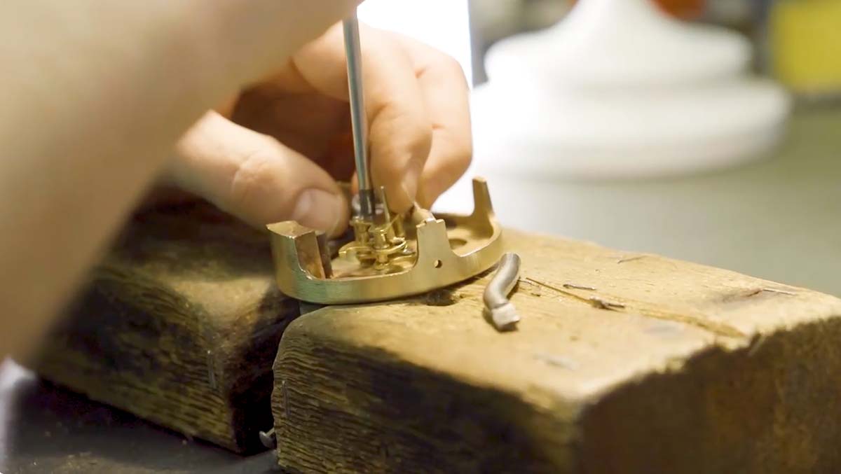 Man som tillverkar en manometer