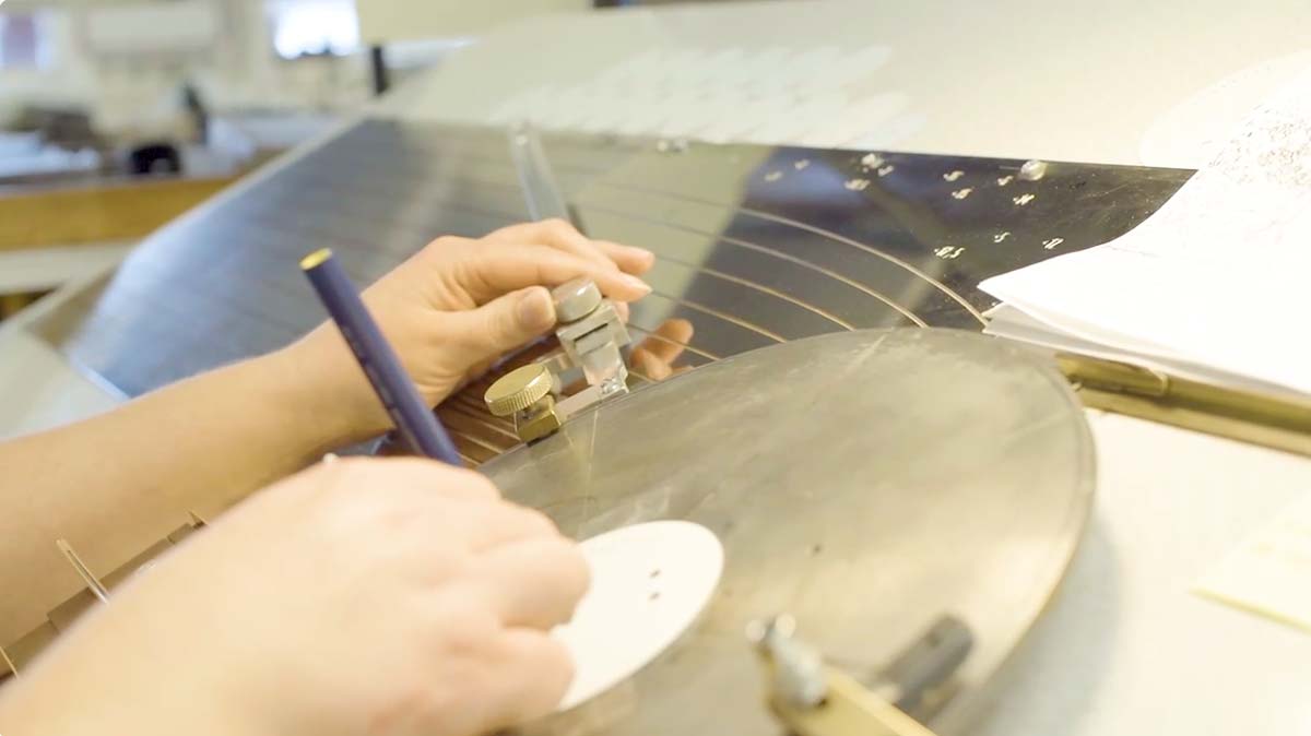 Man som tillverkar en manometer